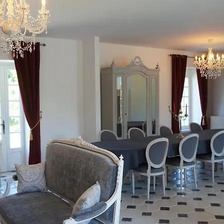 Konukevi Manoir 1685 Malo 3*